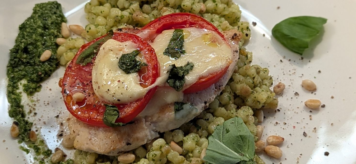 Putenfilet Caprese mit Fregola und Bärlauch Pesto