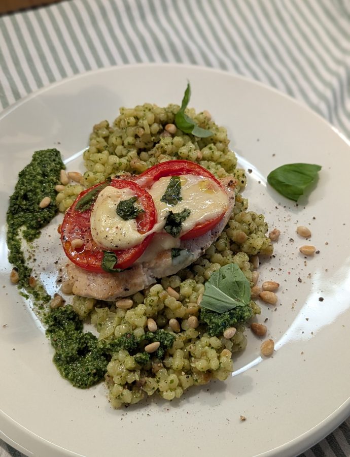 Putenfilet Caprese mit Fregola und Bärlauch Pesto