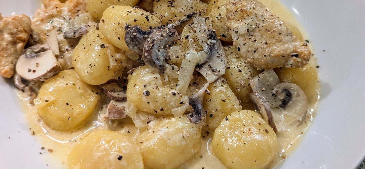 Putengeschnetzeltes mit Champignons und Gnocchi