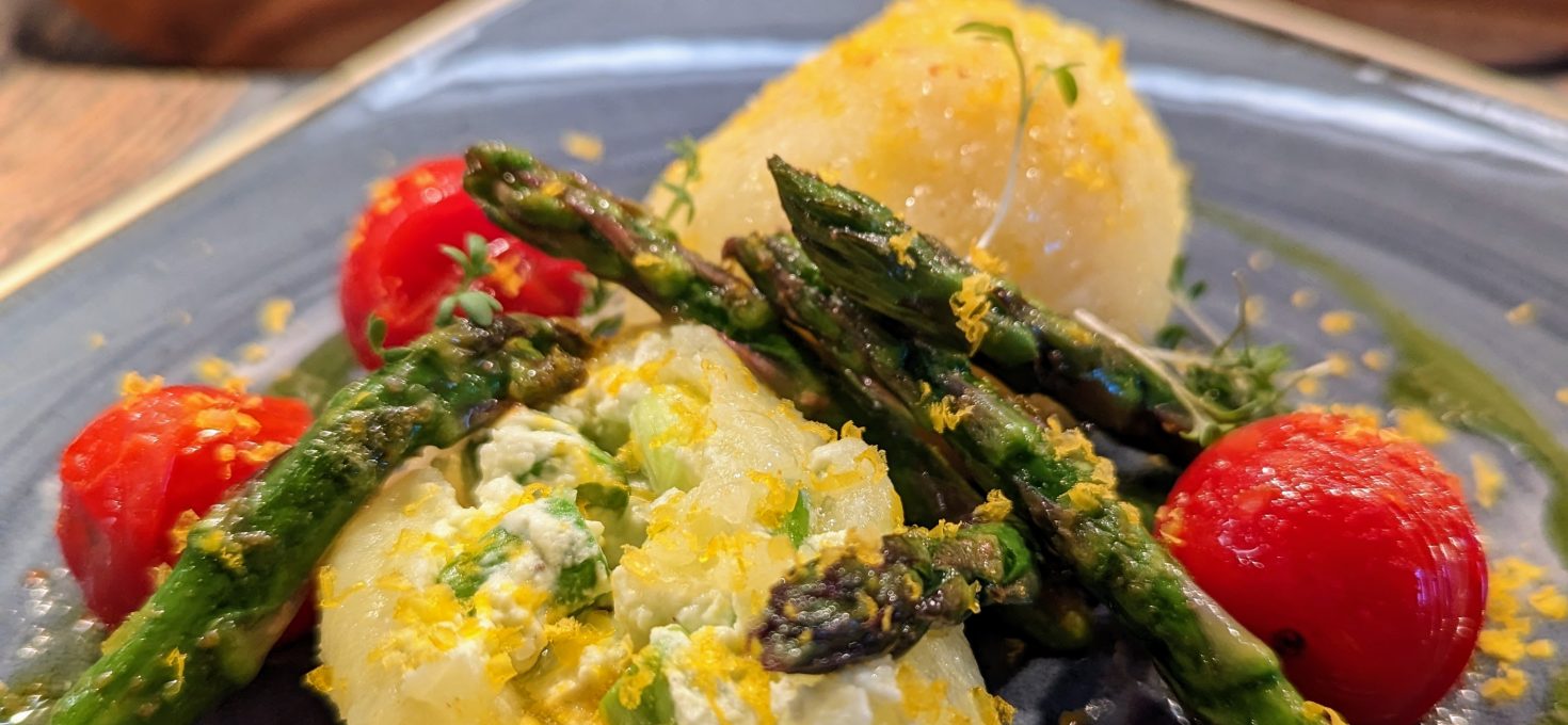 Gefüllte Knödel mit Spargel und Bärlauch
