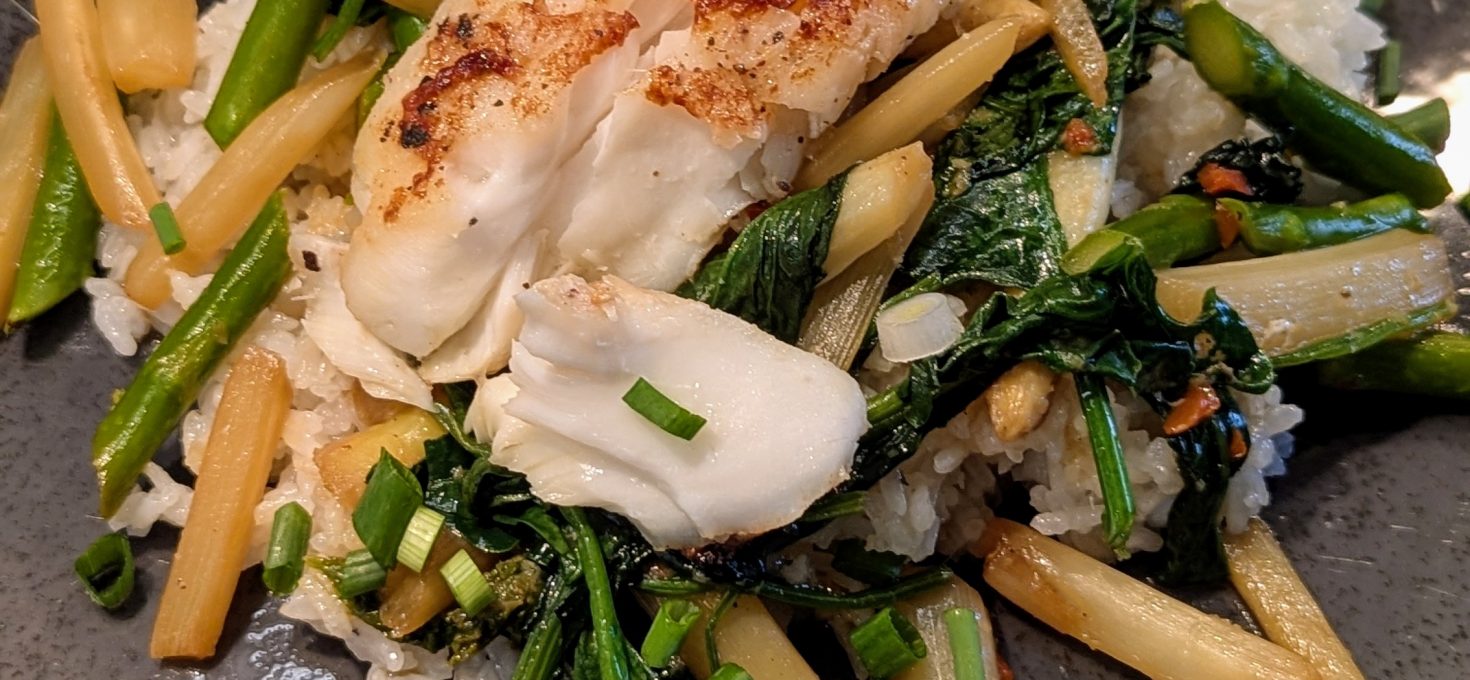 Asiatischer Kabeljau mit Spargel und Spinat