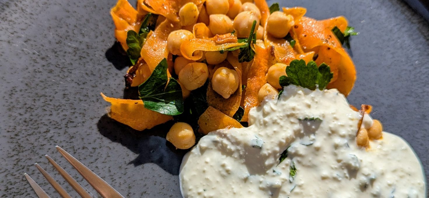 Kichererbsensalat mit gegrillten Möhren & Feta-Joghurt-Creme