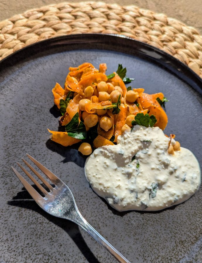 Kichererbsensalat mit gegrillten Möhren & Feta-Joghurt-Creme