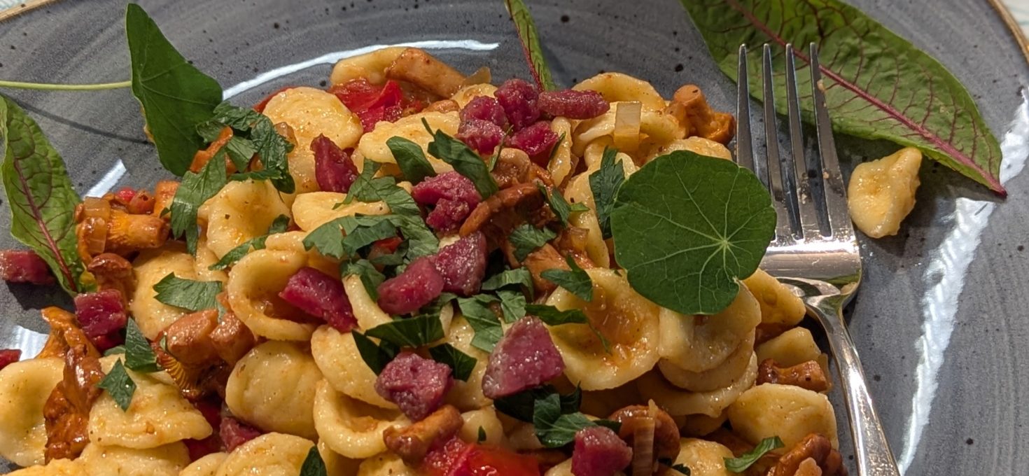 Pasta mit Pfifferlingen, Tomaten, Trüffelbutter und Trüffelsalami