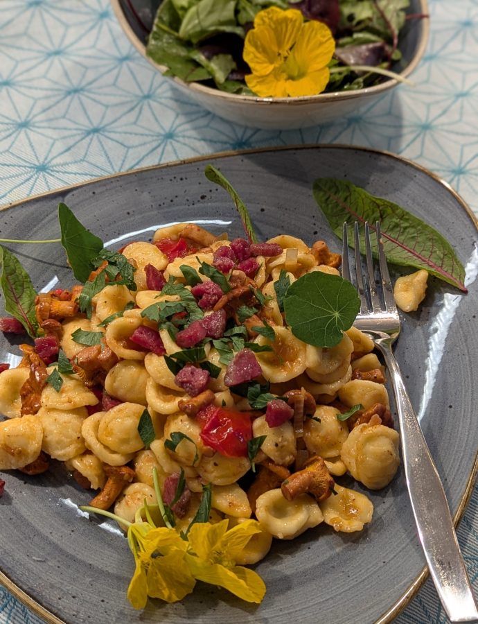 Pasta mit Pfifferlingen, Tomaten, Trüffelbutter und Trüffelsalami