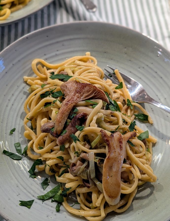 Pasta mit Kräuterseitlingen, Steinpilzen und Lauch