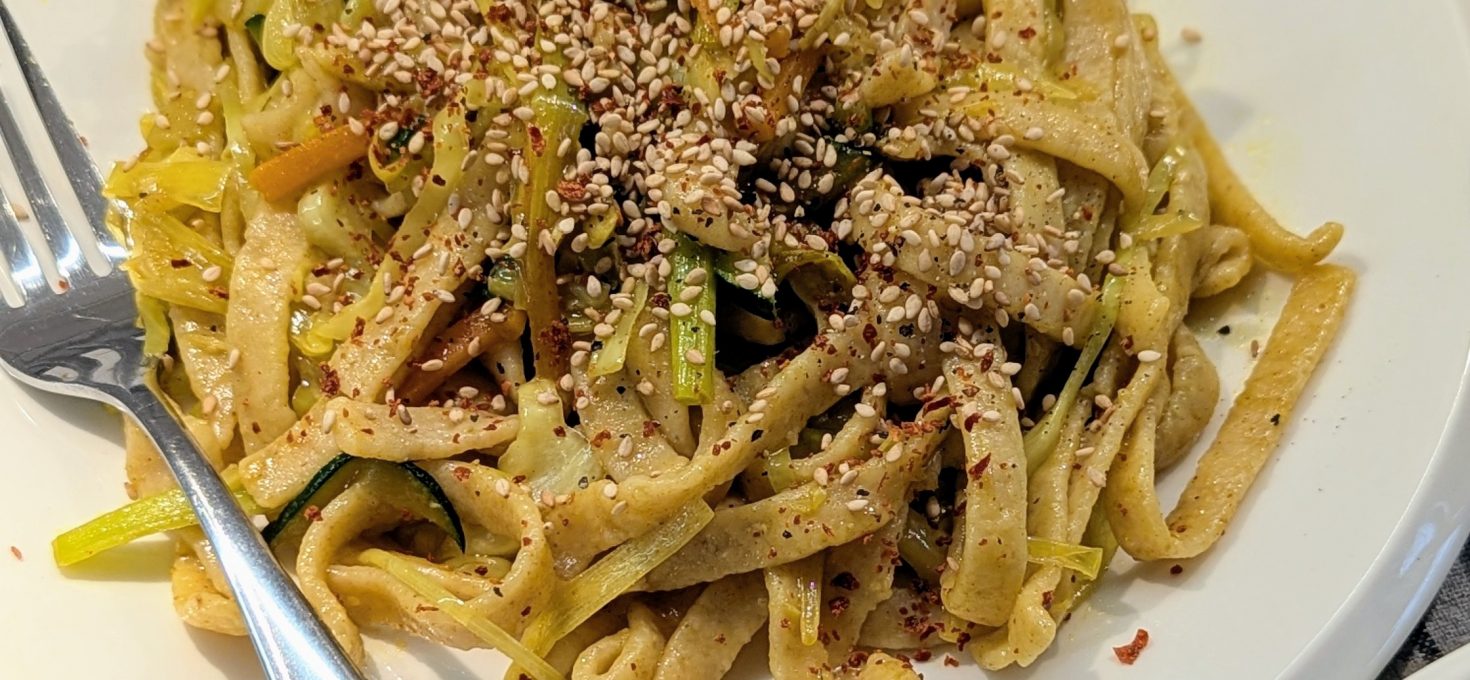 Nudeln mit Sesam und Currygemüse