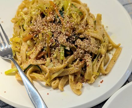 Nudeln mit Sesam und Currygemüse