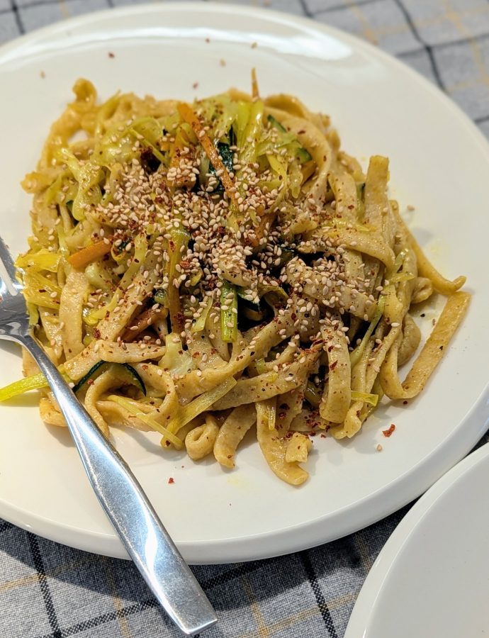 Nudeln mit Sesam und Currygemüse