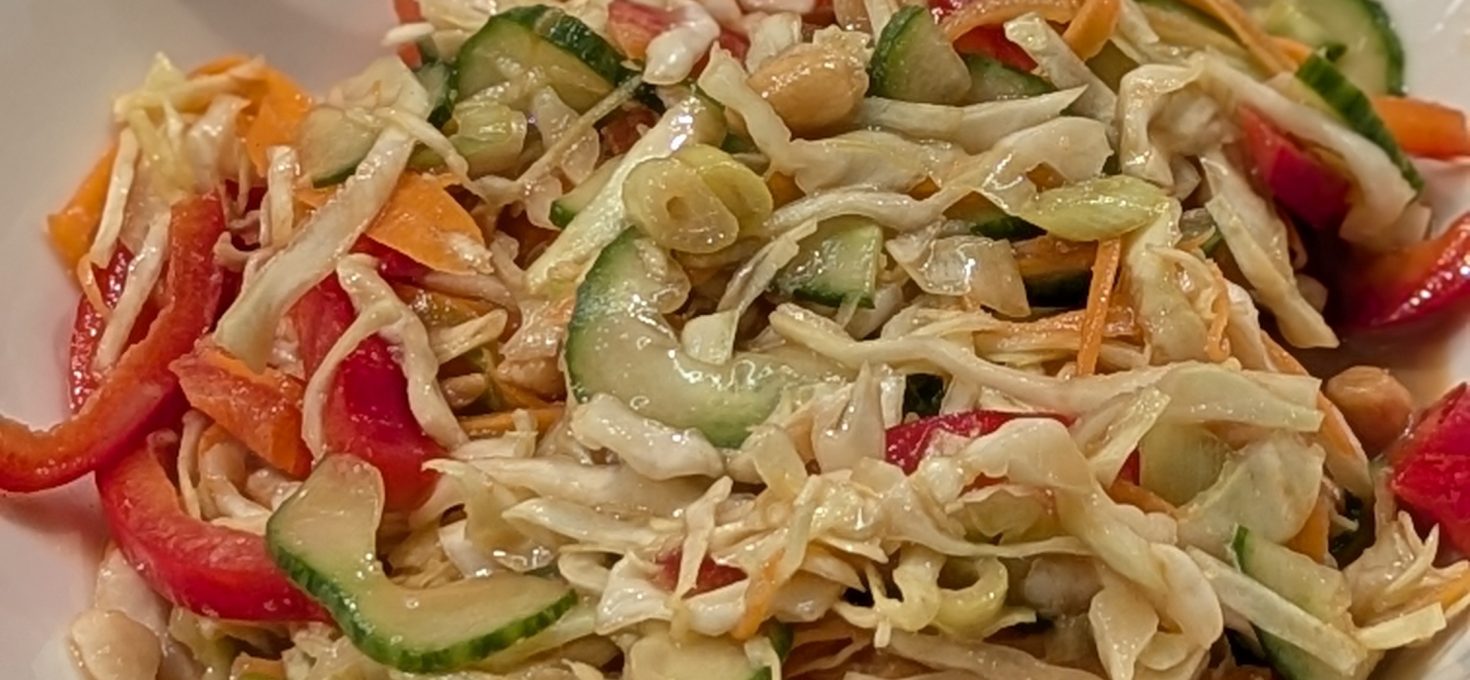 Spitzkohl-Erdnuss-Salat