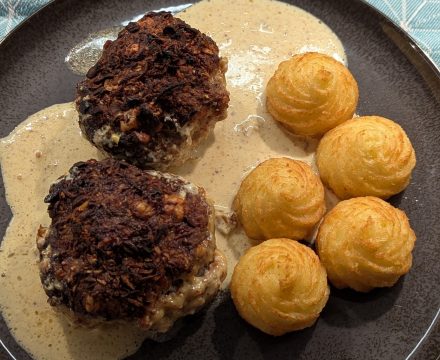 Fleischpflanzerl mit Speck, Käse und Senfsauce aus dem Airfryer