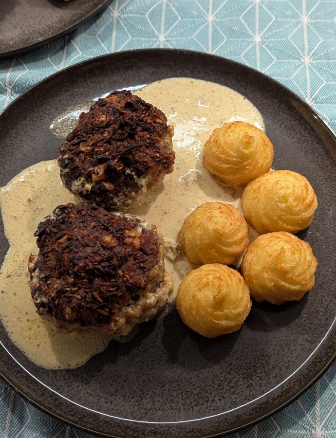 Fleischpflanzerl mit Speck, Käse und Senfsauce aus dem Airfryer