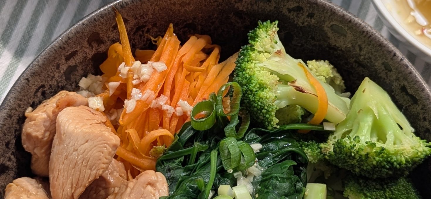 ​Vietnamesische Bún Bowl mit Brokkoli und Spinat