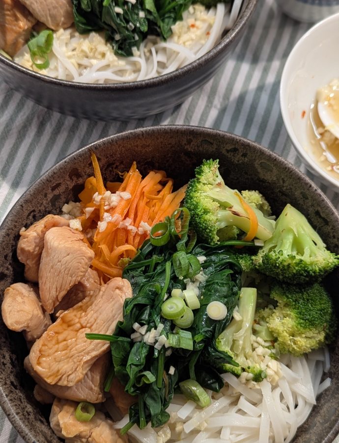 ​Vietnamesische Bún Bowl mit Brokkoli und Spinat