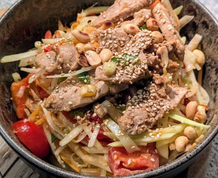 Thailändischer Som Tam-Style Salat