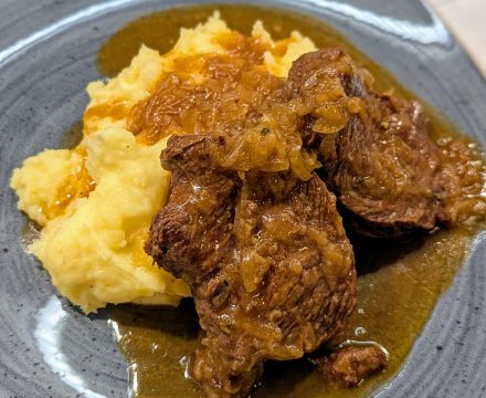 Mamas Zwiebelfleisch vom Rind: zart, saftig, kräftig!