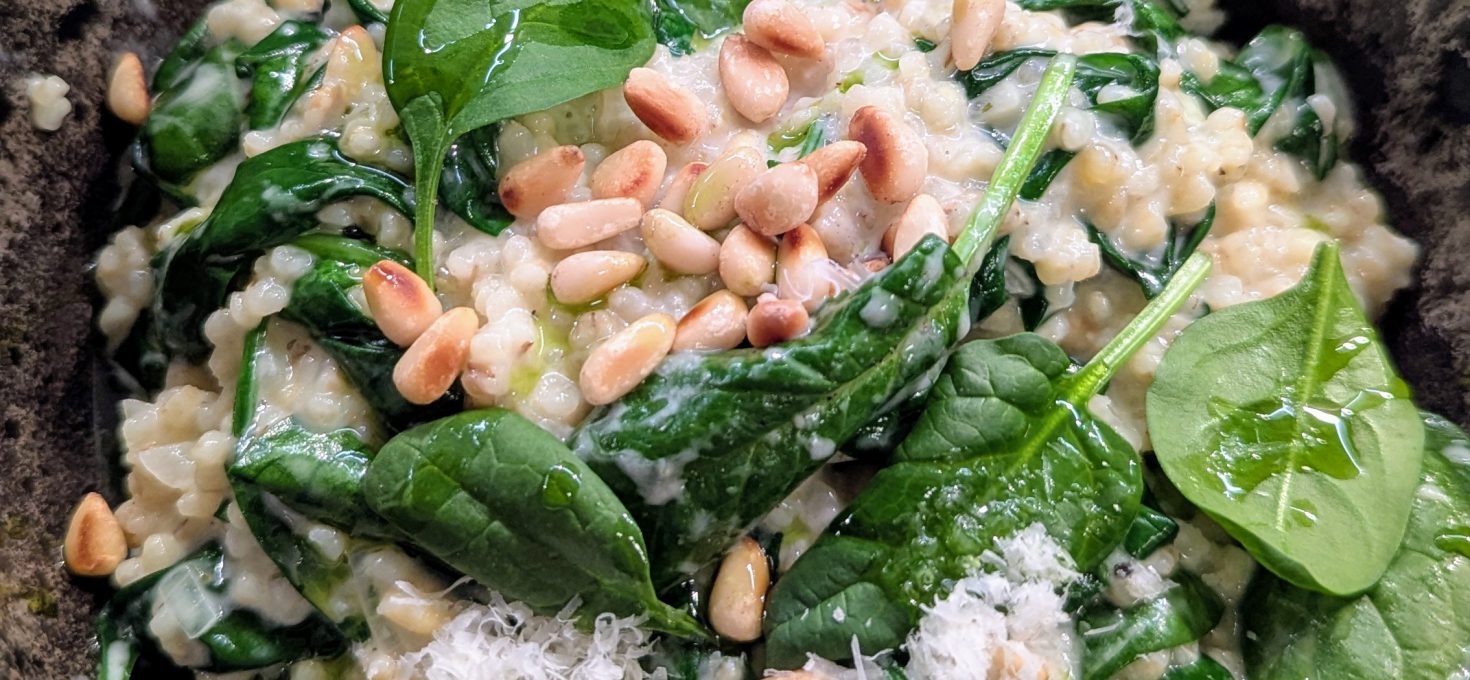 Cremiges Gerstotto mit frischem Blattspinat