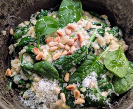 Cremiges Gerstotto mit frischem Blattspinat
