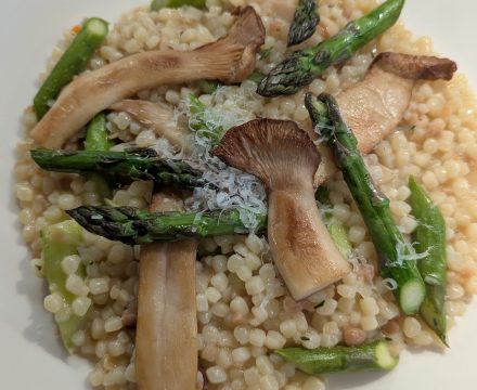 Fregola Sarda mit Kräuterseitlingen und grünem Spargel