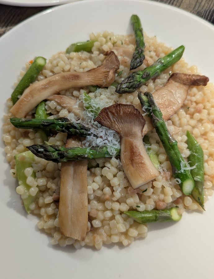 Fregola Sarda mit Kräuterseitlingen und grünem Spargel