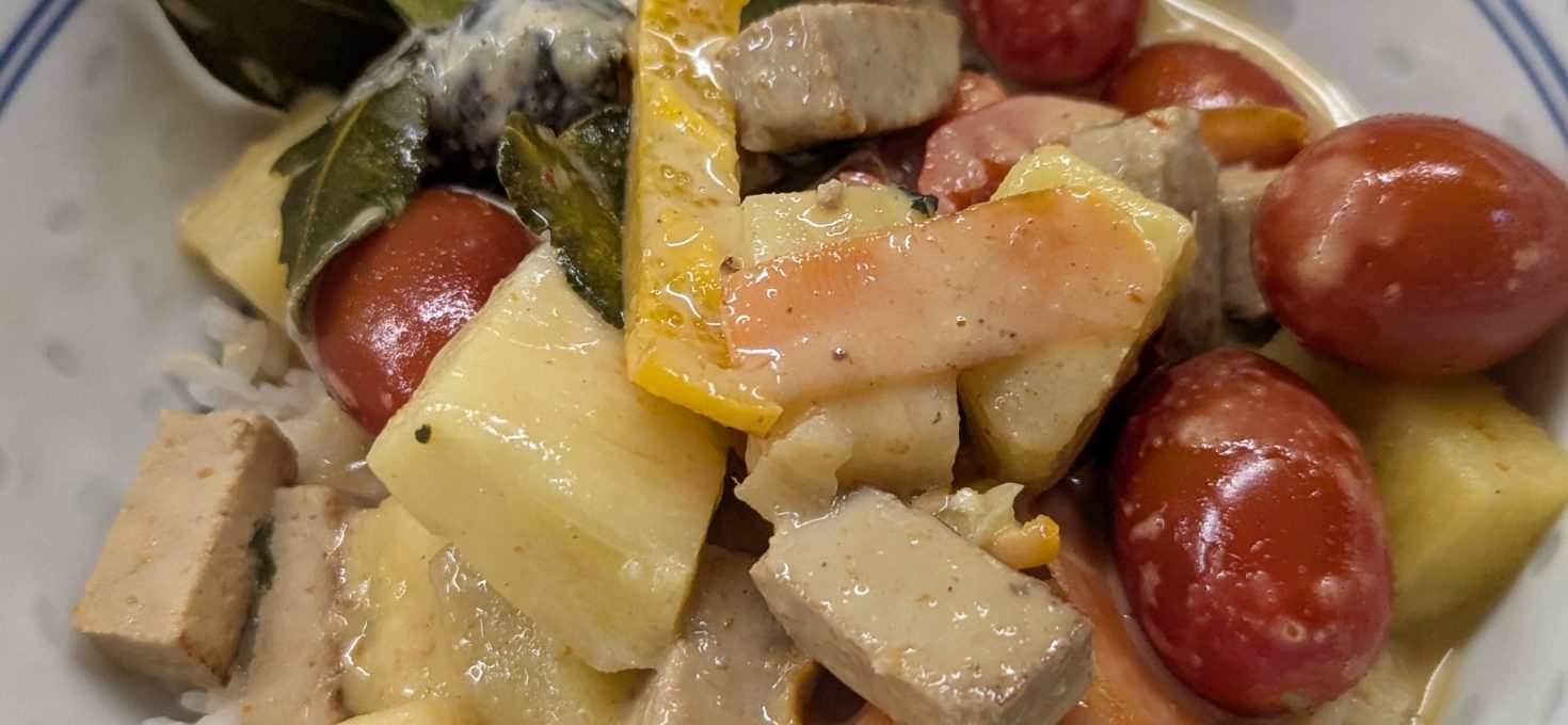 Rotes Thai-Curry mit Ananas