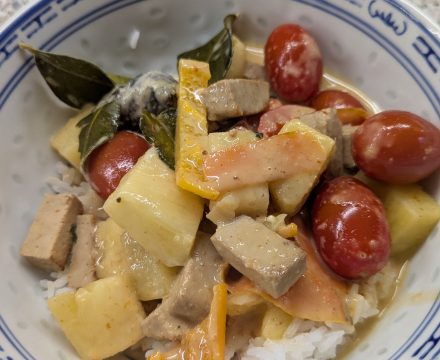 Rotes Thai-Curry mit Ananas