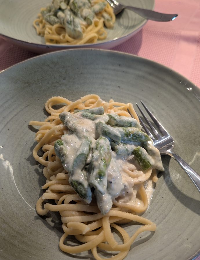 Pasta mit grünem Spargel & Trüffel-Parmesansauce