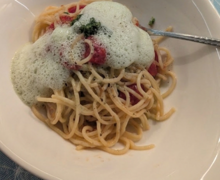 Spaghetti mit Cocktailtomaten und Bärlauchschaum