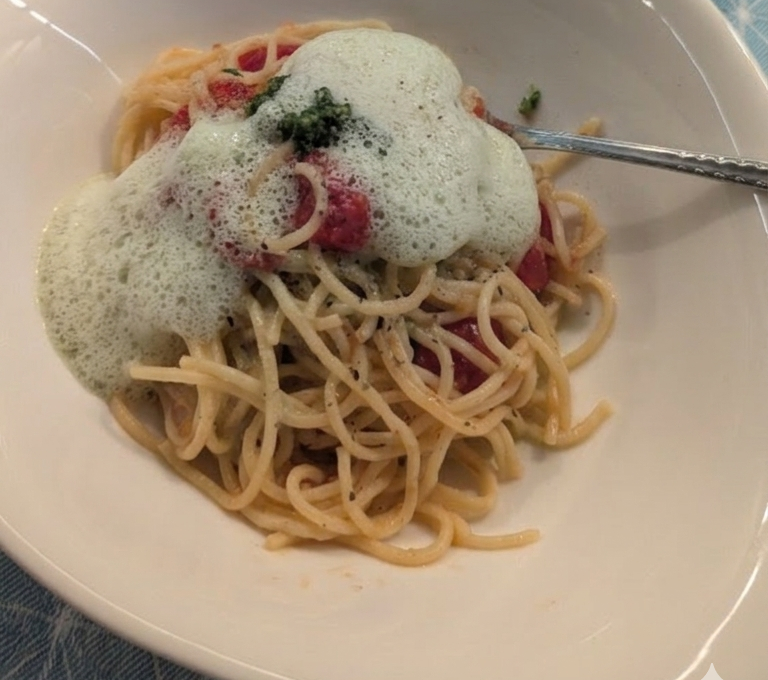 Spaghetti mit Cocktailtomaten und Bärlauchschaum