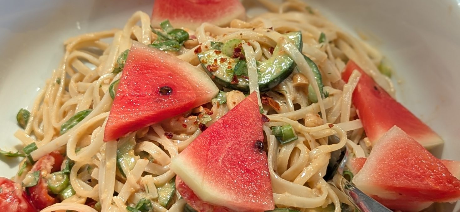 Knackiger Thai-Reisnudelsalat mit Wassermelone & Minze