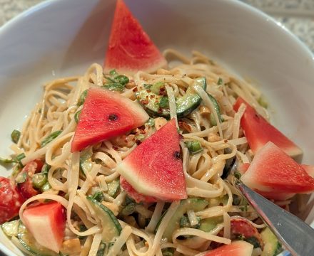 Knackiger Thai-Reisnudelsalat mit Wassermelone & Minze