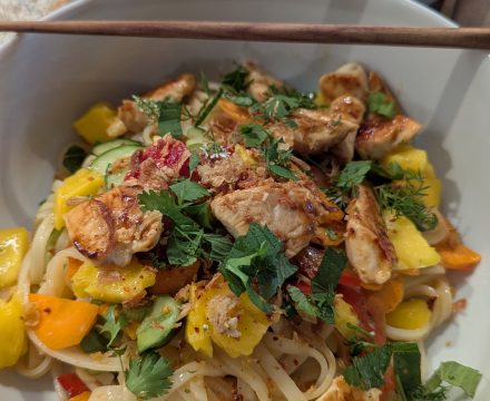 Süß-scharfer Thai-Nudelsalat mit Mango-Chicken