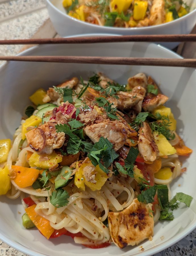 Süß-scharfer Thai-Nudelsalat mit Mango-Chicken