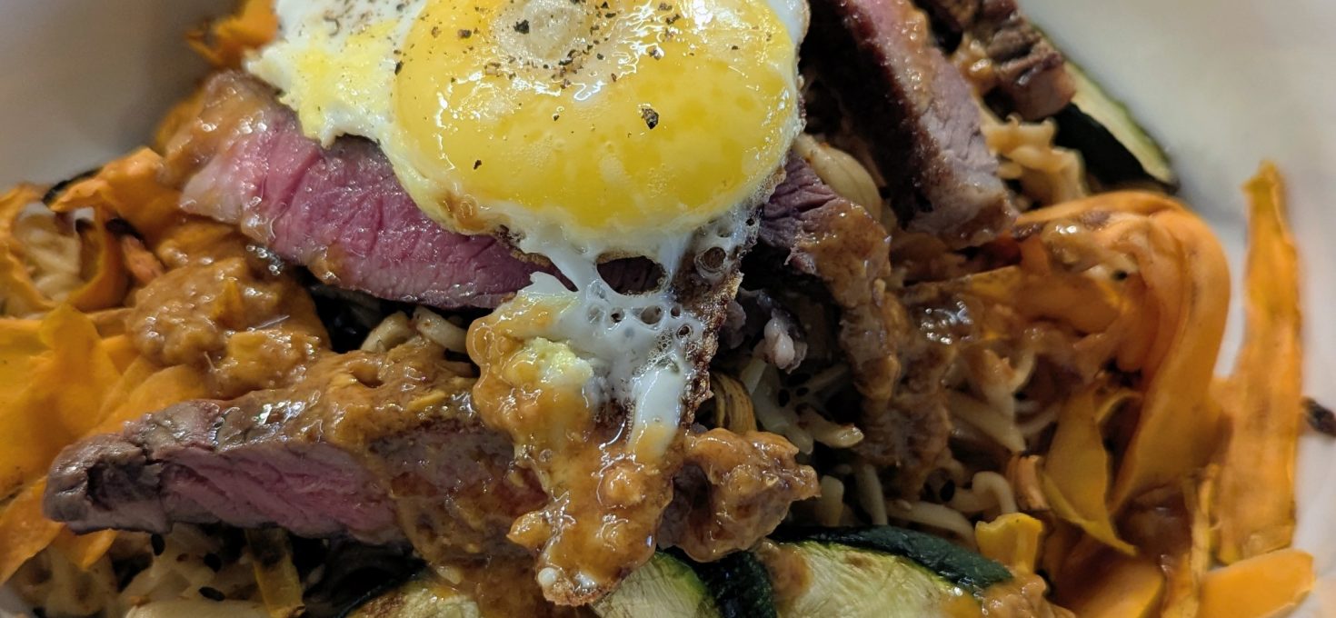 Asiatische Mienudeln mit gegrilltem Gemüse & zarten Steakstreifen