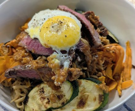 Asiatische Mienudeln mit gegrilltem Gemüse & zarten Steakstreifen