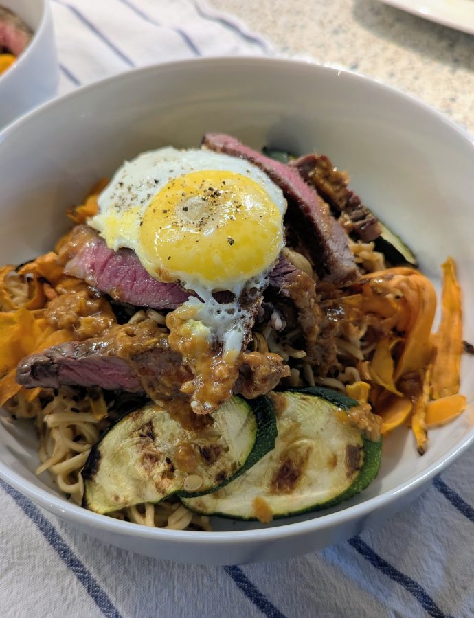 Asiatische Mienudeln mit gegrilltem Gemüse & zarten Steakstreifen