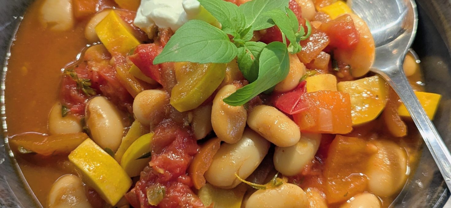 Sommerlicher Gemüseeintopf mit weißen Bohnen & Kräutern