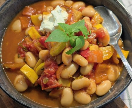 Sommerlicher Gemüseeintopf mit weißen Bohnen & Kräutern