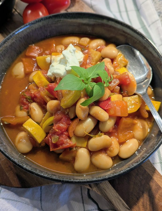 Sommerlicher Gemüseeintopf mit weißen Bohnen & Kräutern