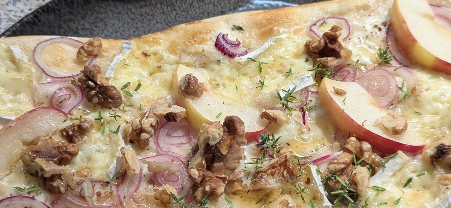 Flammkuchen mit Apfel, Brie & Honig