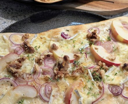 Flammkuchen mit Apfel, Brie & Honig