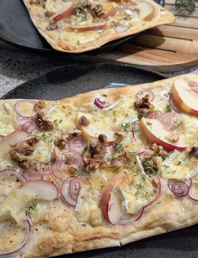 Flammkuchen mit Apfel, Brie & Honig