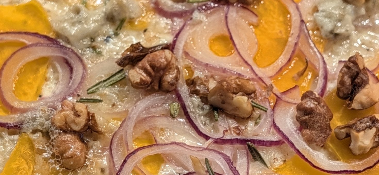 Flammkuchen mit Butternutkürbis & Gorgonzola