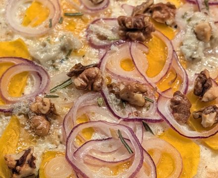 Flammkuchen mit Butternutkürbis & Gorgonzola