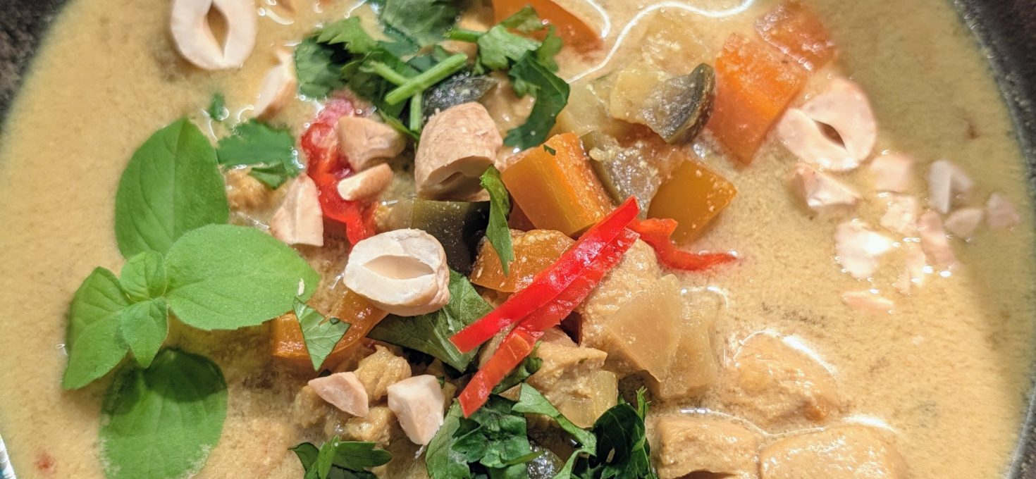 Currysuppe mit Hähnchen und Cashewkernen