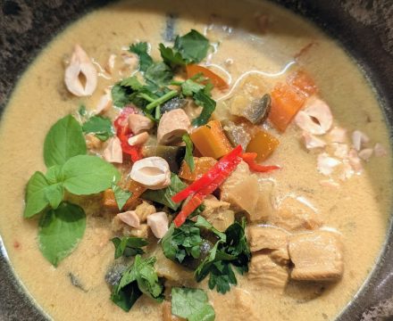Currysuppe mit Hähnchen und Cashewkernen