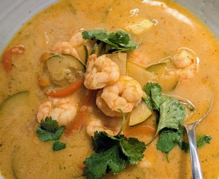 Thai-Garnelensuppe mit Zitronengras und roter Currypaste