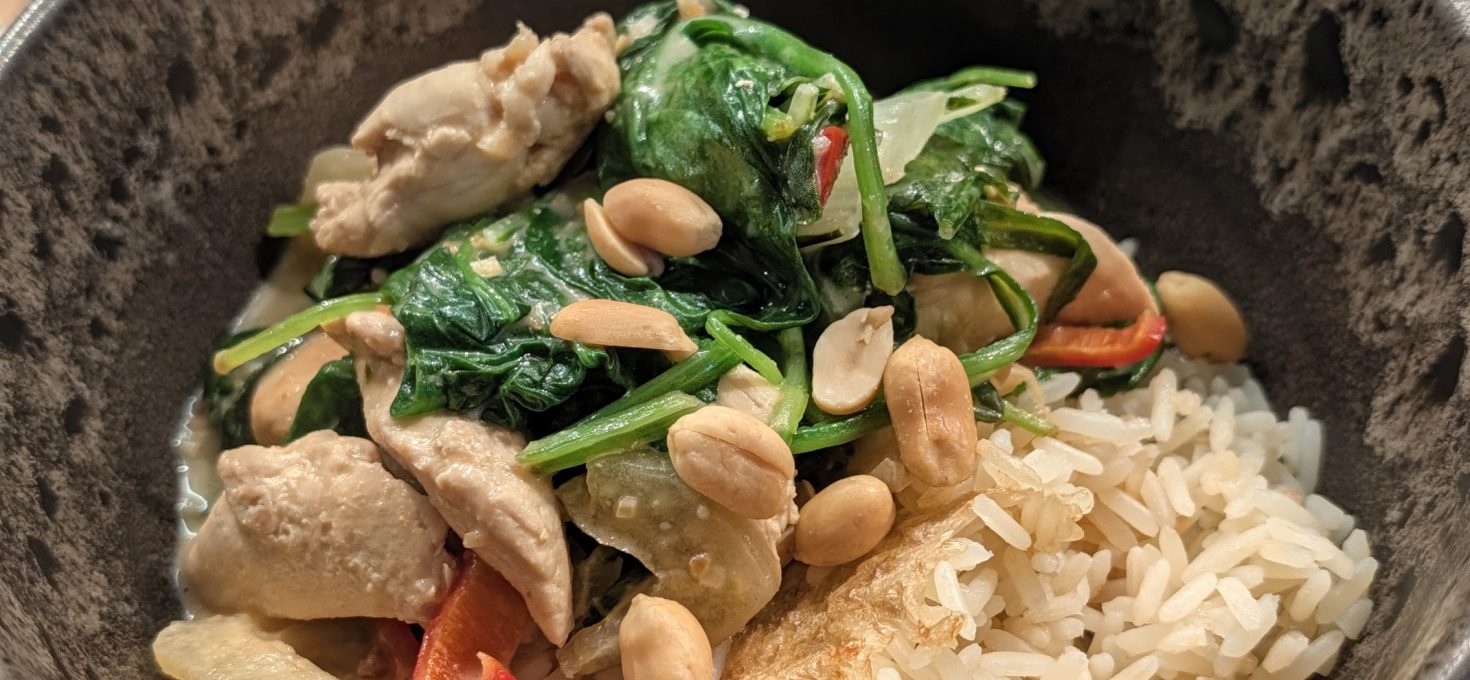 Hähnchen-Sauté mit Pak Choi, Spinat und Erdnusssauce