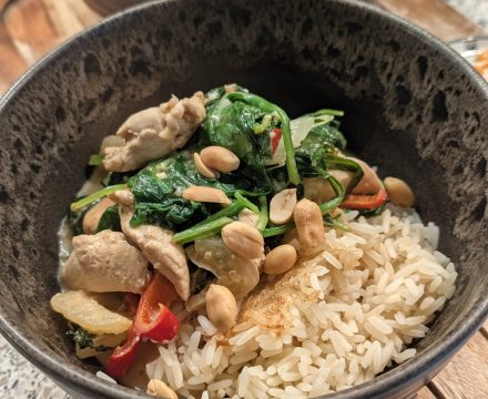 Hähnchen-Sauté mit Pak Choi, Spinat und Erdnusssauce