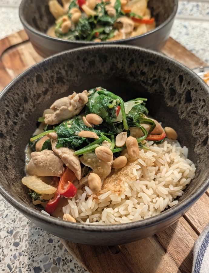 Hähnchen-Sauté mit Pak Choi, Spinat und Erdnusssauce